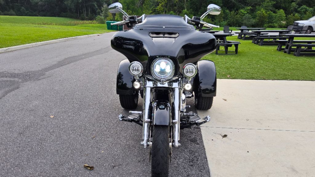 2019 Harley Davidson Freewheeler Flrt - $20,995