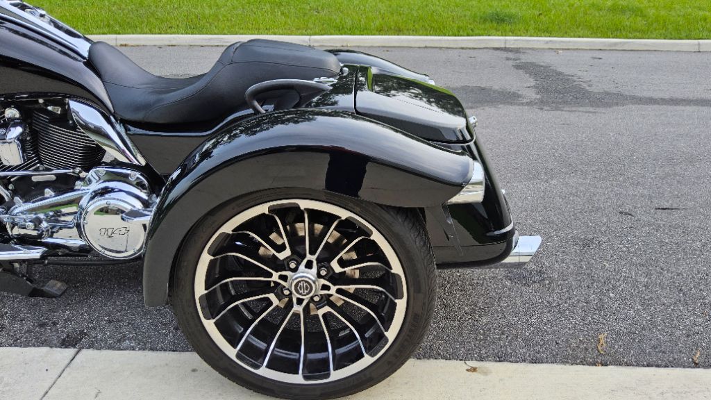 2019 Harley Davidson Freewheeler Flrt - $20,995