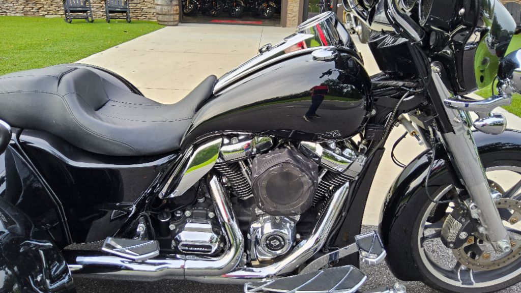 2019 Harley Davidson Freewheeler Flrt - $20,995