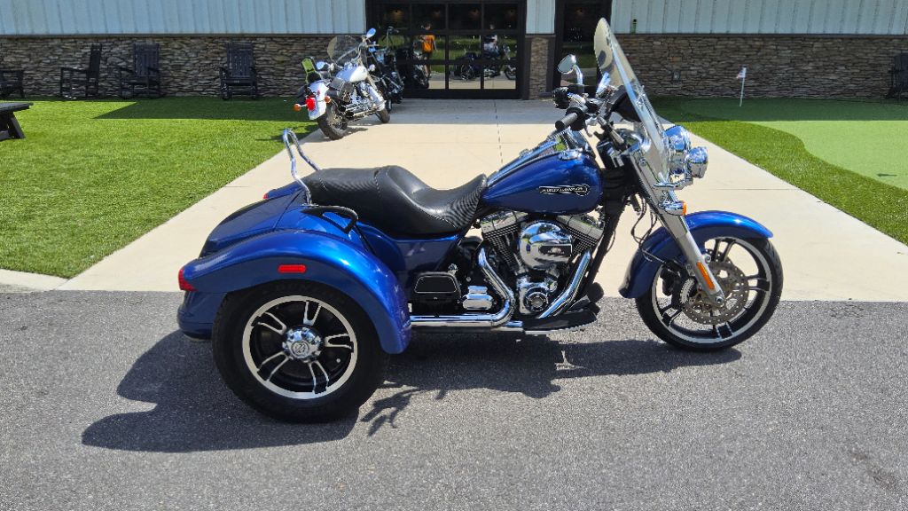 2015 Harley-davidson Freewheeler - $17,995