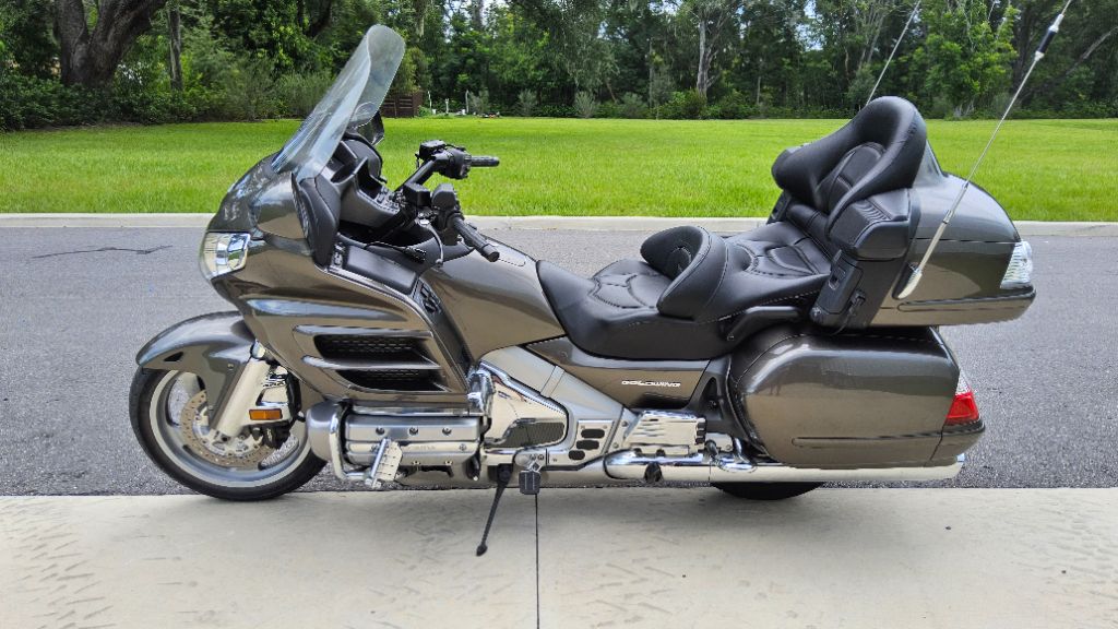 2010 Honda Gold Wing - $10,500