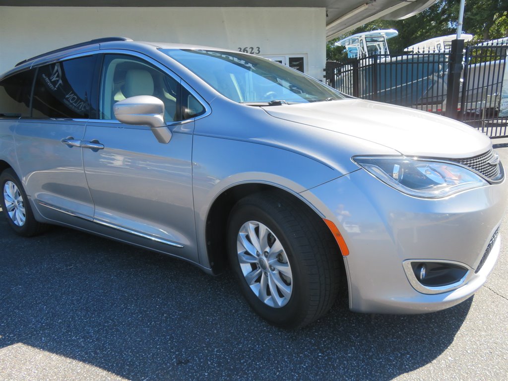 2017 Chrysler Pacifica - $11,900