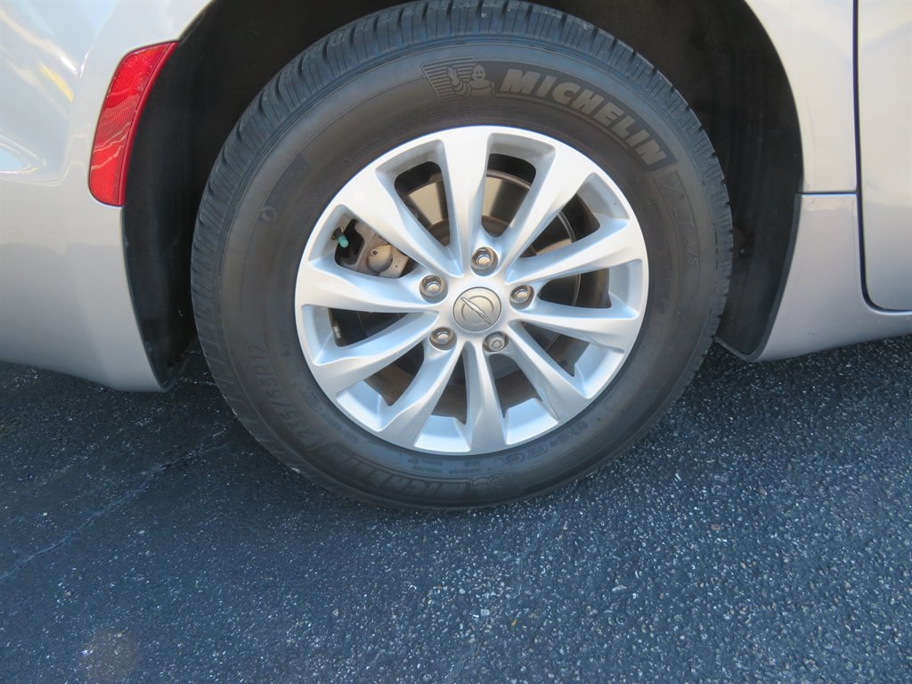 2017 Chrysler Pacifica - $11,900