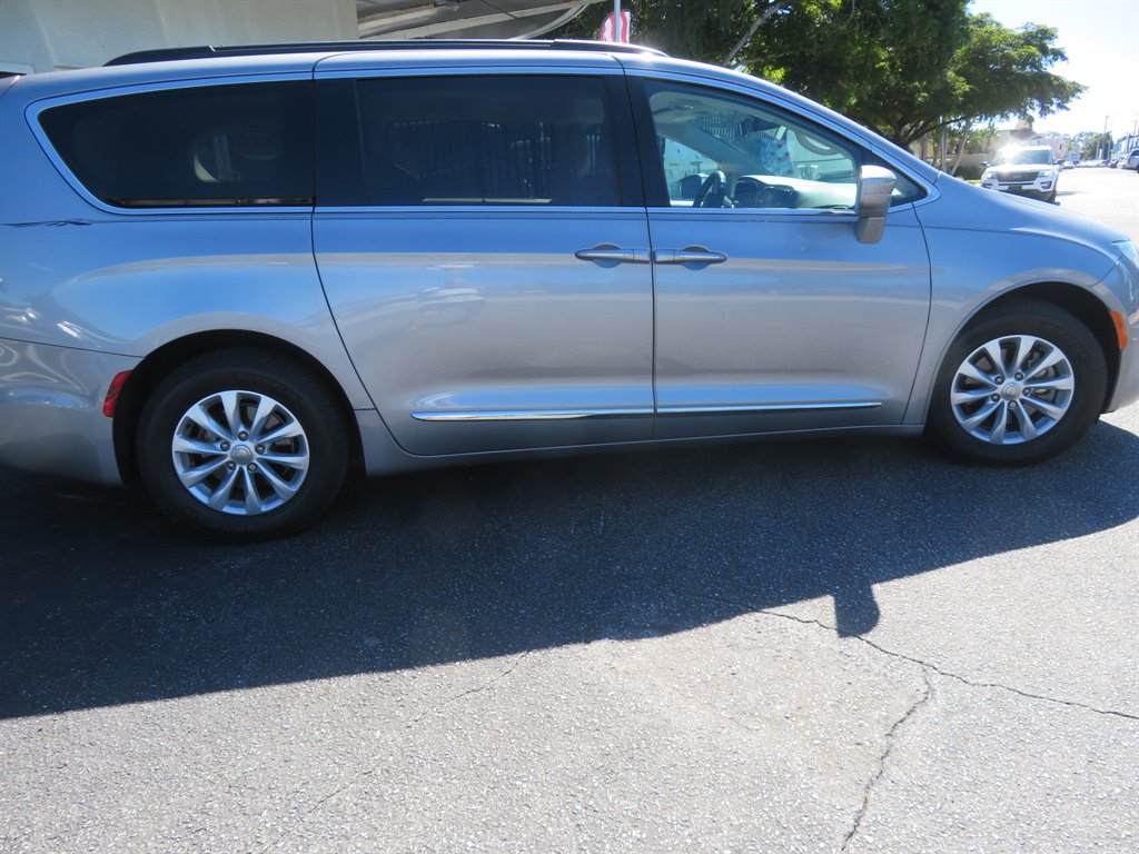 2017 Chrysler Pacifica - $11,900