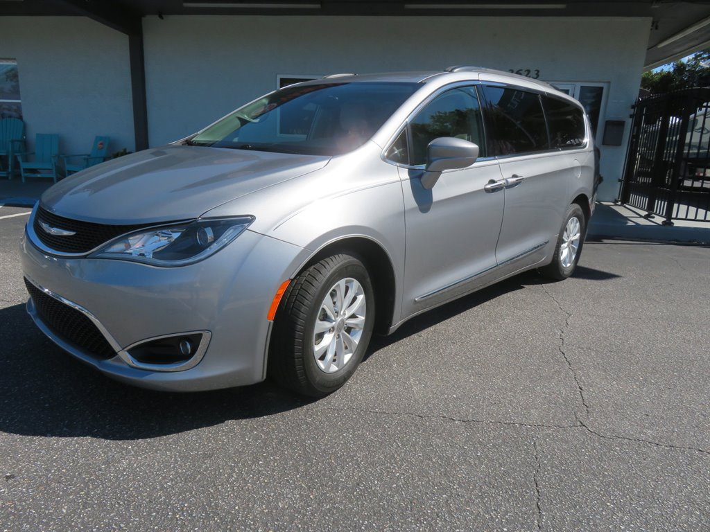2017 Chrysler Pacifica - $11,900