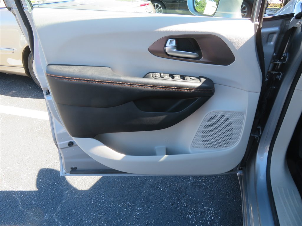 2017 Chrysler Pacifica - $11,900