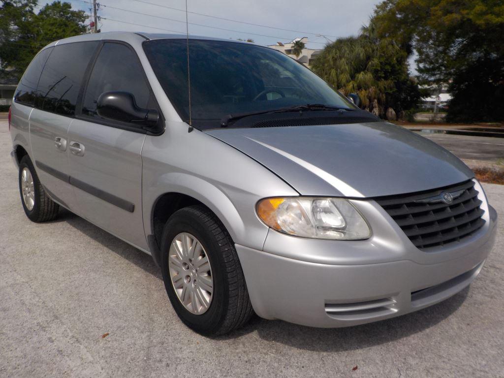 2005 Chrysler Town & Country photo