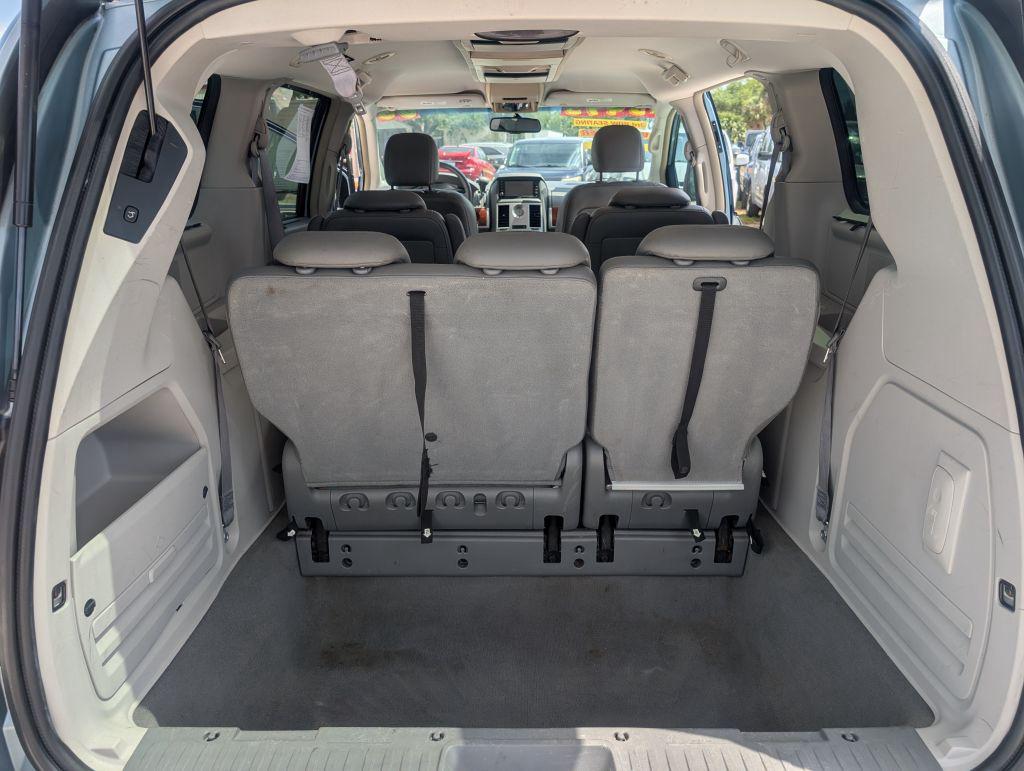 2008 Chrysler Town And Country - $3,495