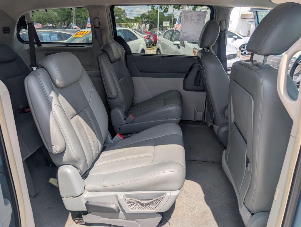 2008 Chrysler Town And Country - $3,495