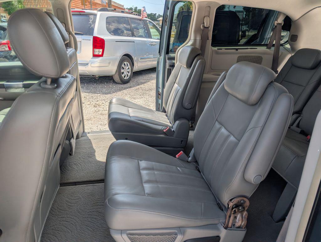 2008 Chrysler Town And Country - $3,495