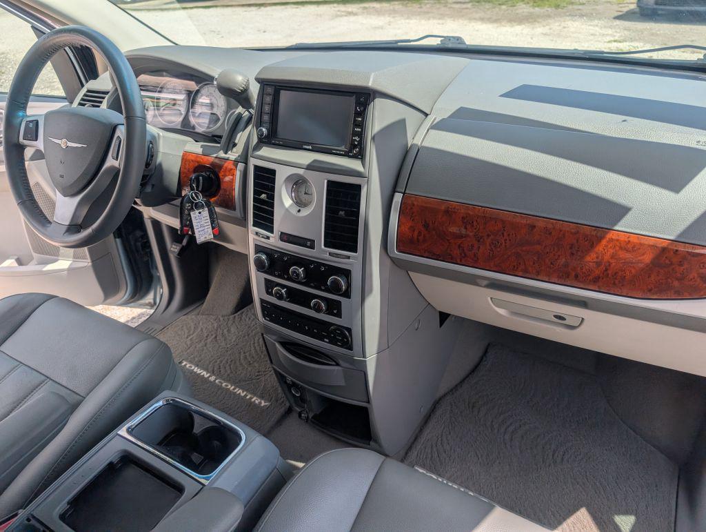2008 Chrysler Town And Country - $3,495