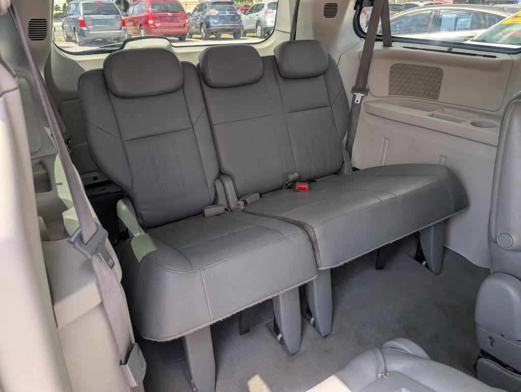 2008 Chrysler Town And Country - $3,495