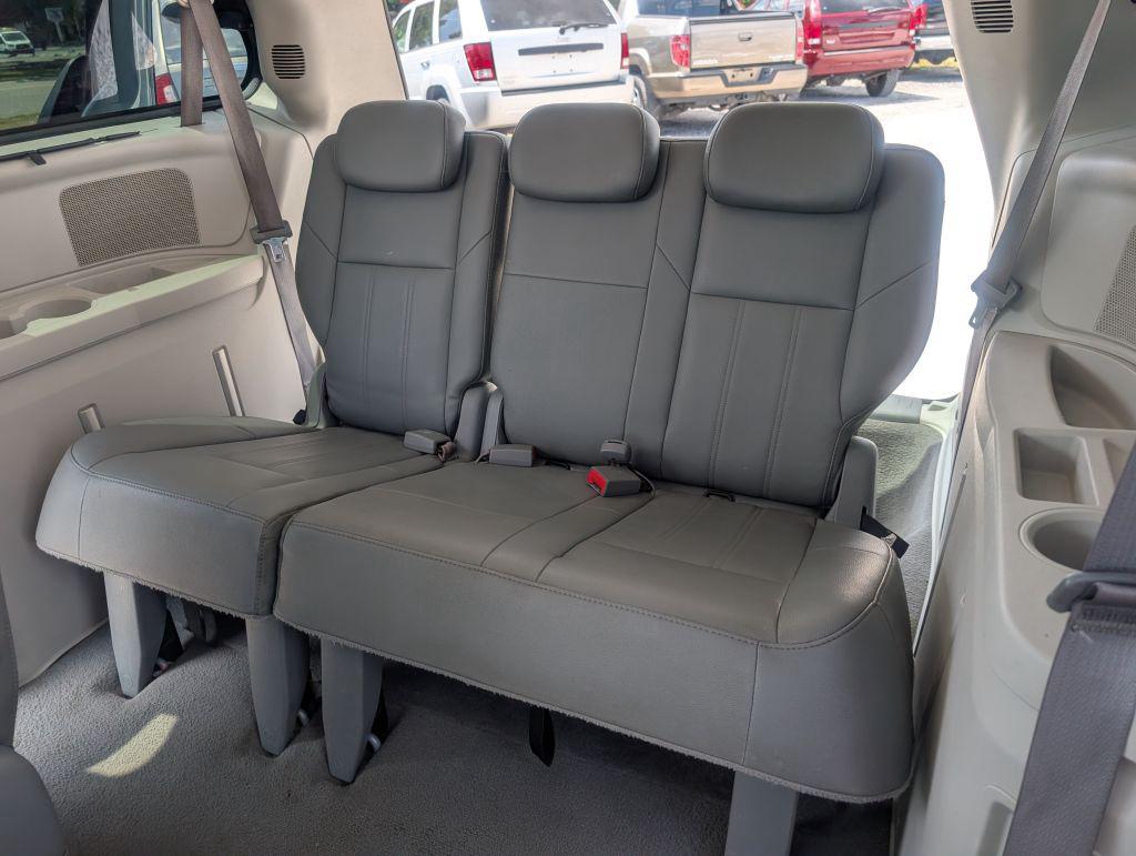 2008 Chrysler Town And Country - $3,495