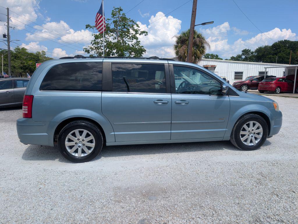 2008 Chrysler Town And Country - $3,495