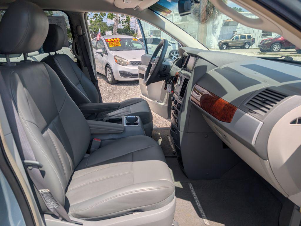 2008 Chrysler Town And Country - $3,495