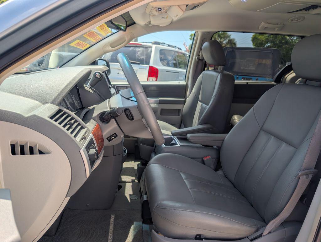 2008 Chrysler Town And Country - $3,495