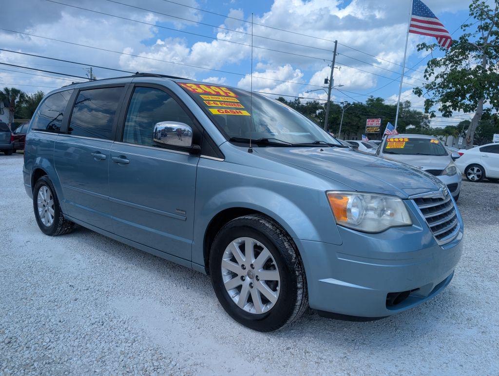 2008 Chrysler Town And Country - $3,495