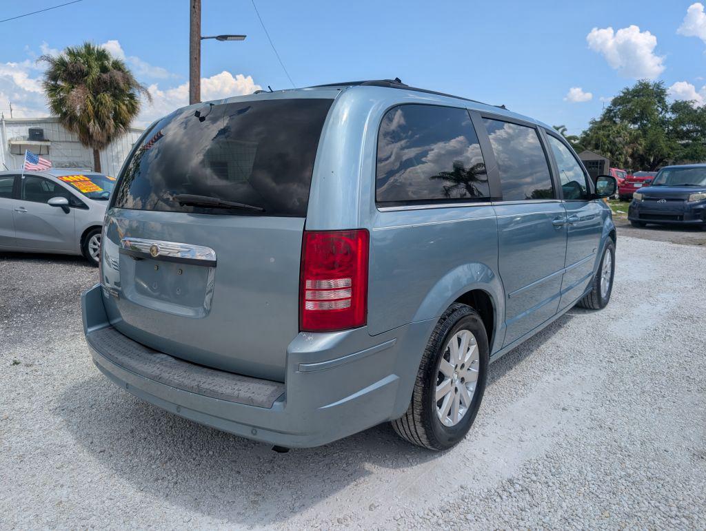 2008 Chrysler Town And Country - $3,495