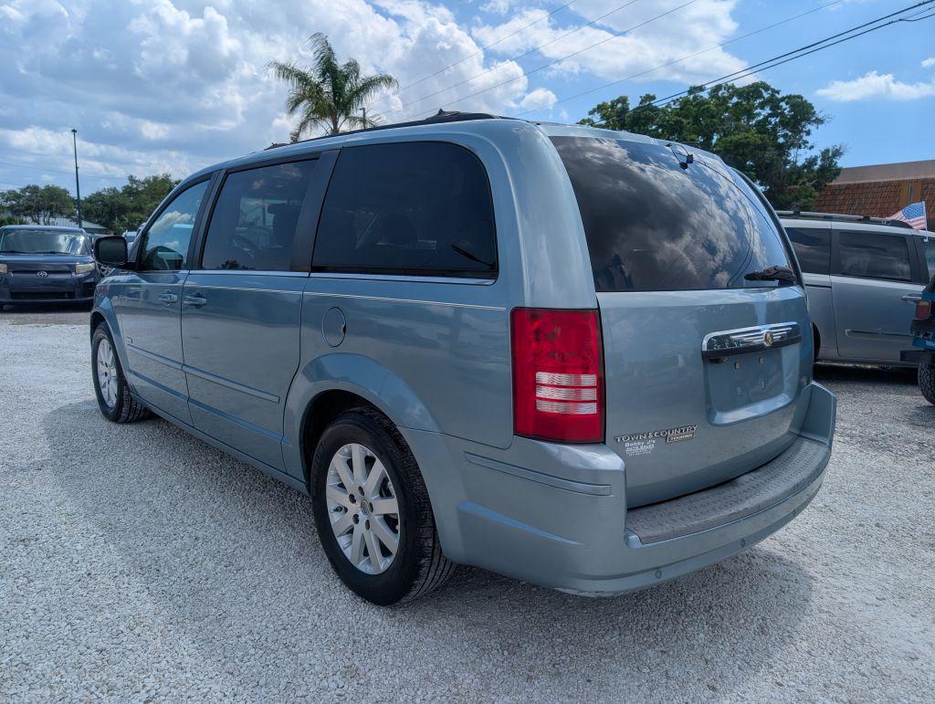 2008 Chrysler Town And Country - $3,495