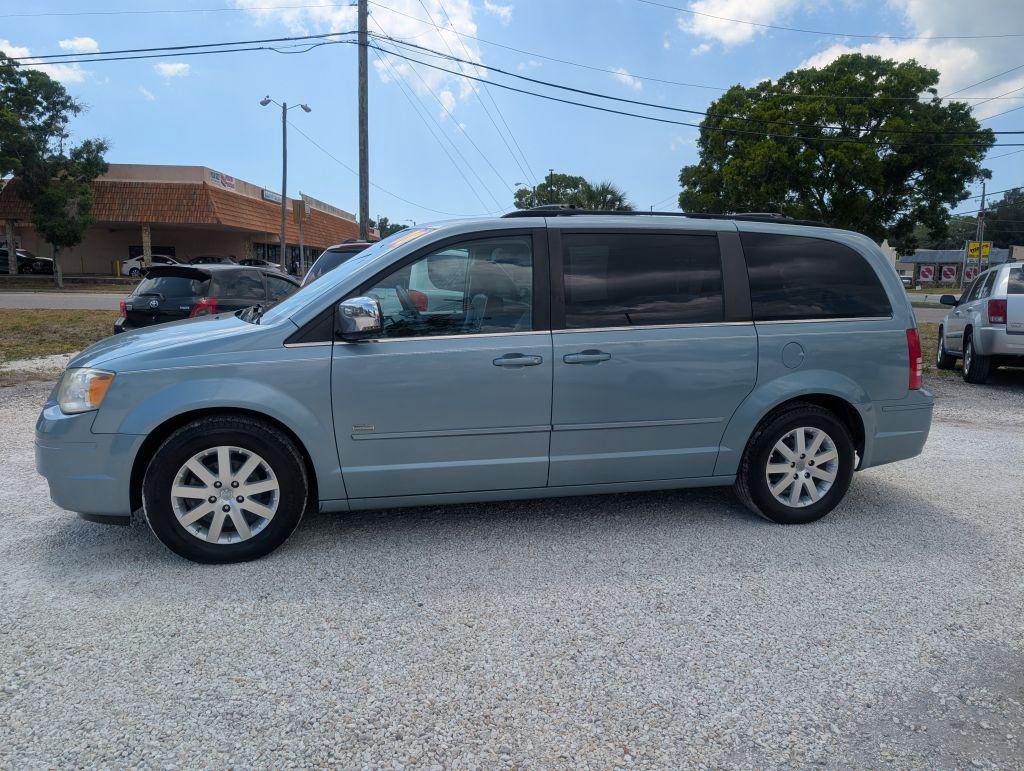 2008 Chrysler Town And Country - $3,495