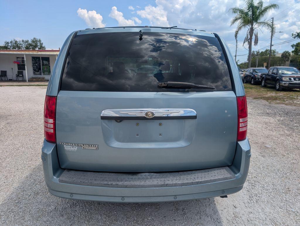 2008 Chrysler Town And Country - $3,495