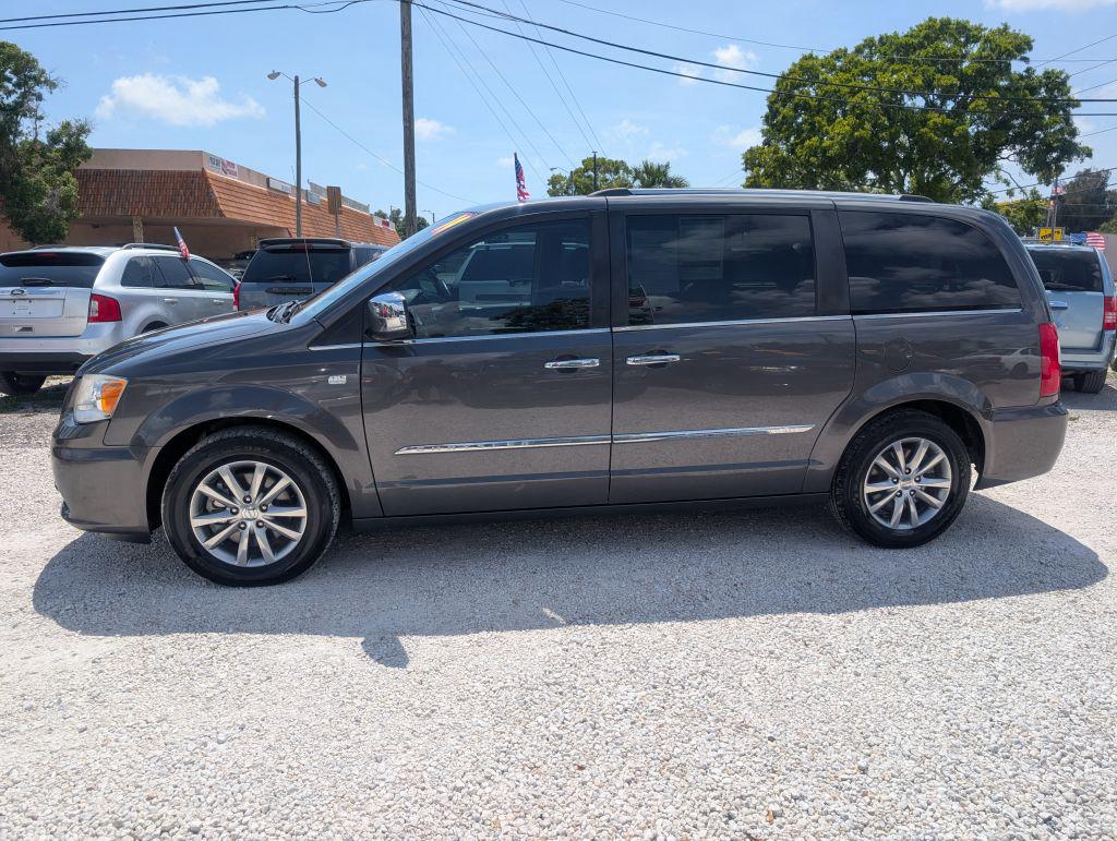 2014 Chrysler Town And Country - $6,995