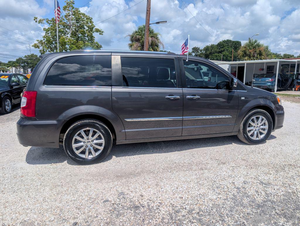 2014 Chrysler Town And Country - $6,995