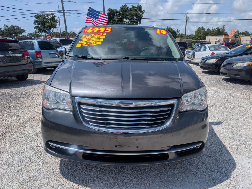 2014 Chrysler Town And Country - $6,995