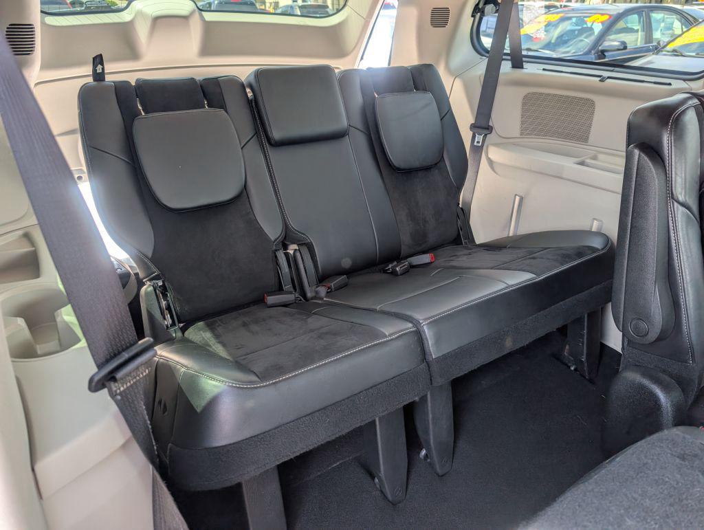 2014 Chrysler Town And Country - $6,995