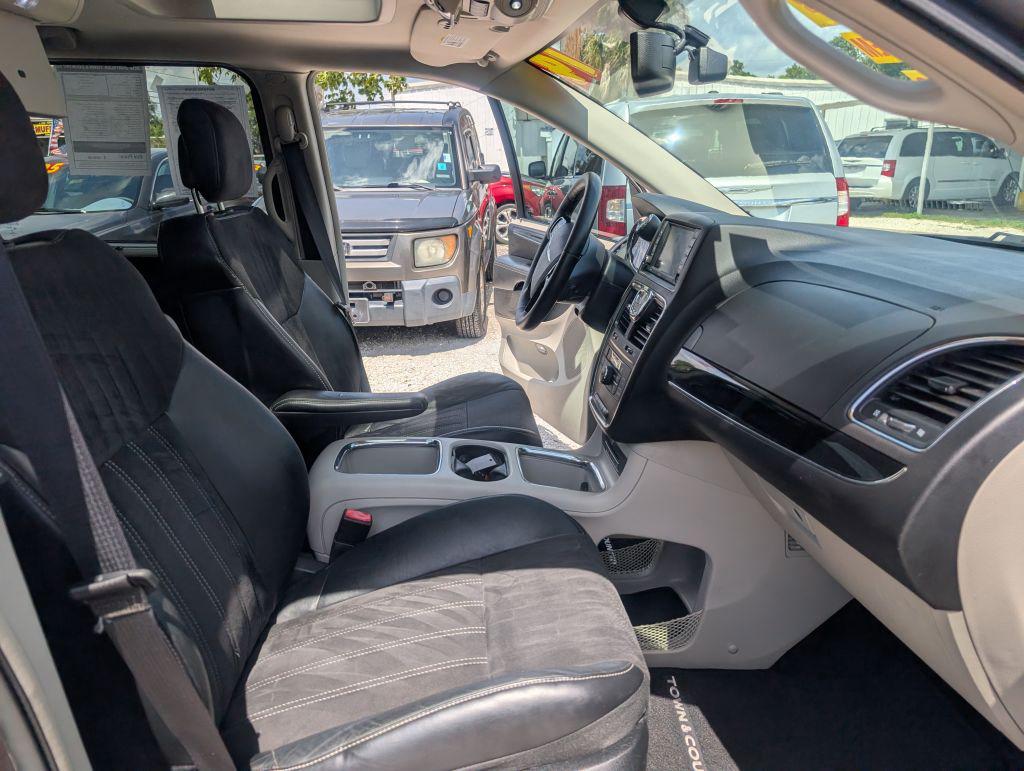 2014 Chrysler Town And Country - $6,995