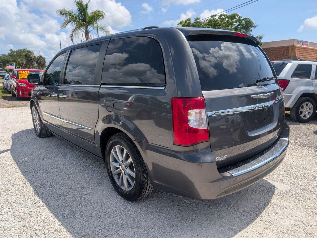 2014 Chrysler Town And Country - $6,995