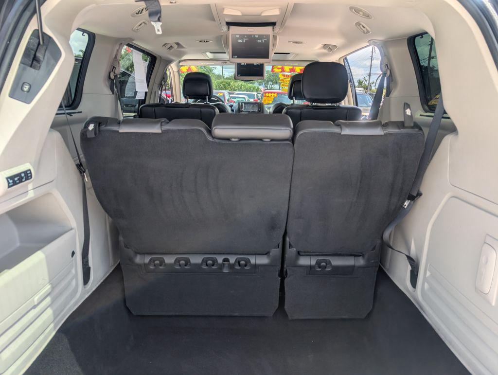 2014 Chrysler Town And Country - $6,995