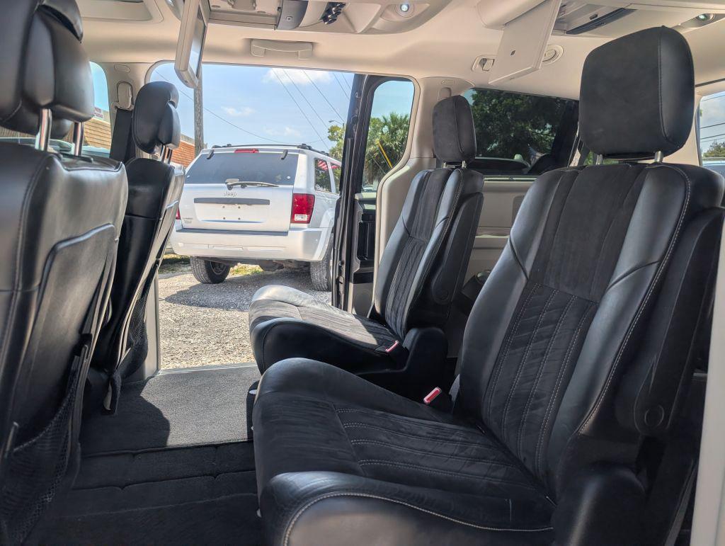 2014 Chrysler Town And Country - $6,995