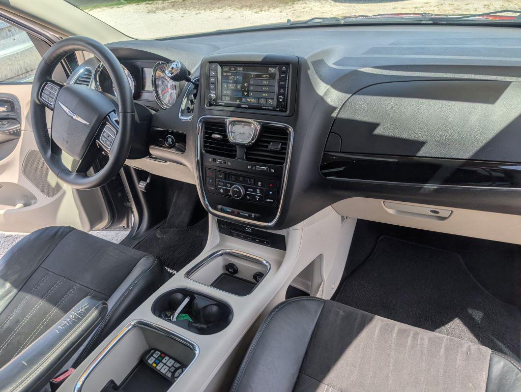 2014 Chrysler Town And Country - $6,995