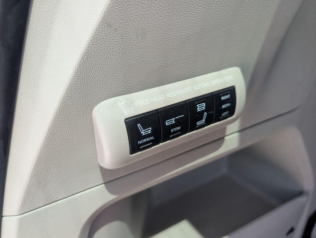 2014 Chrysler Town And Country - $6,995