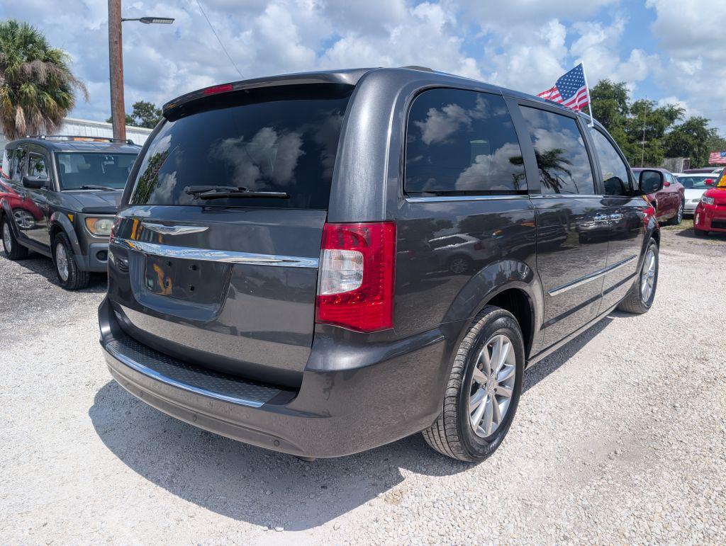 2014 Chrysler Town And Country - $6,995