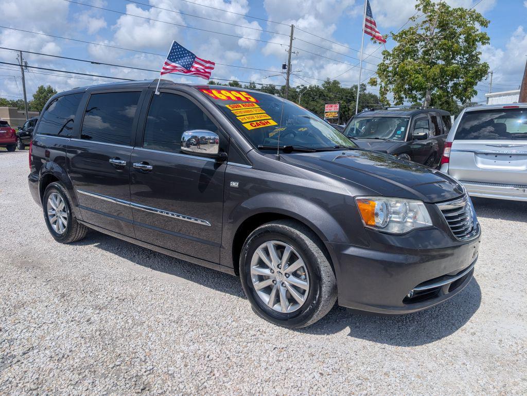 2014 Chrysler Town And Country - $6,995