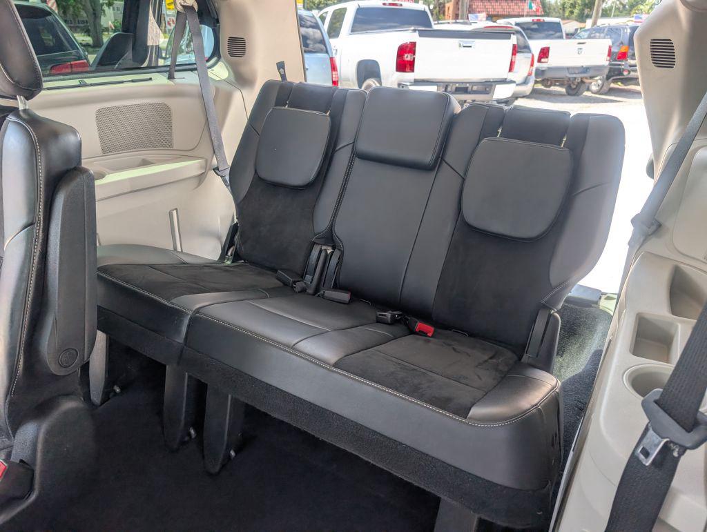2014 Chrysler Town And Country - $6,995