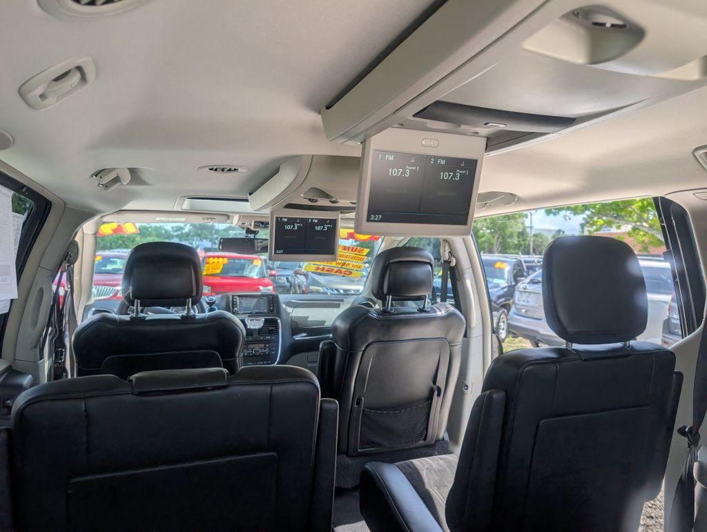 2014 Chrysler Town And Country - $6,995