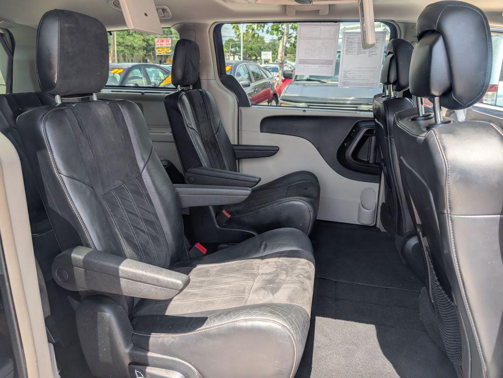 2014 Chrysler Town And Country - $6,995