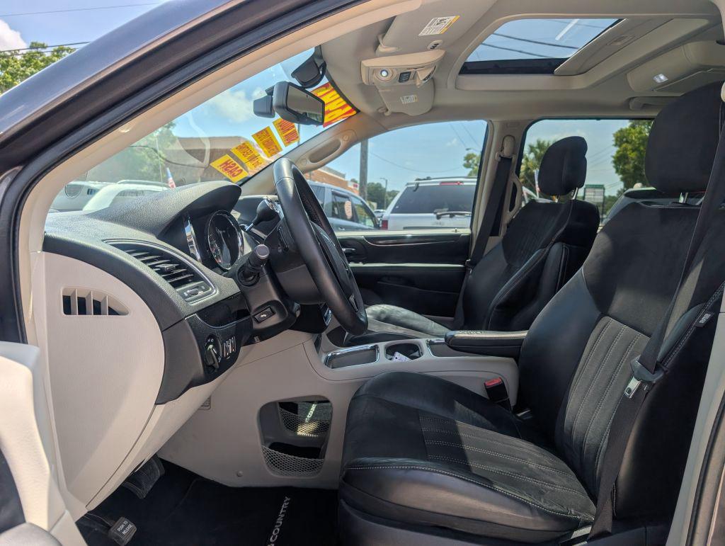 2014 Chrysler Town And Country - $6,995