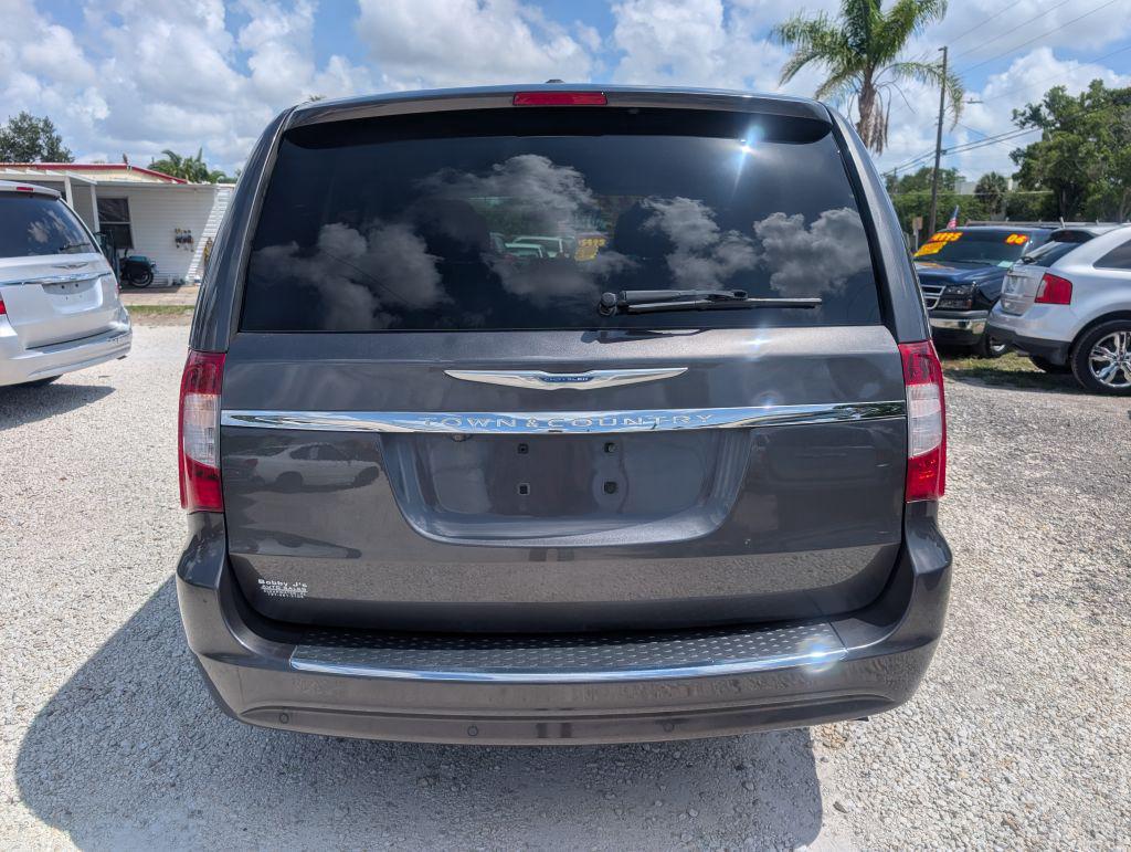 2014 Chrysler Town And Country - $6,995