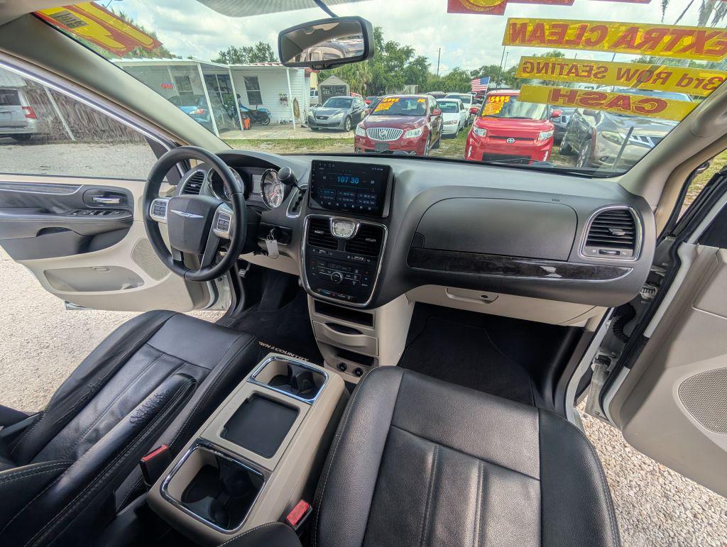 2014 Chrysler Town And Country - $4,995