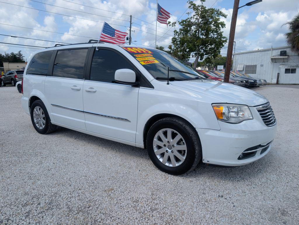 2014 Chrysler Town And Country - $4,995