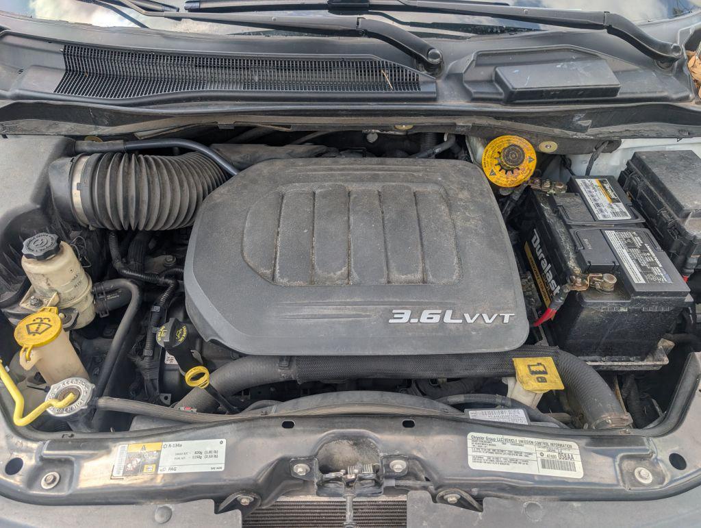 2014 Chrysler Town And Country - $4,995