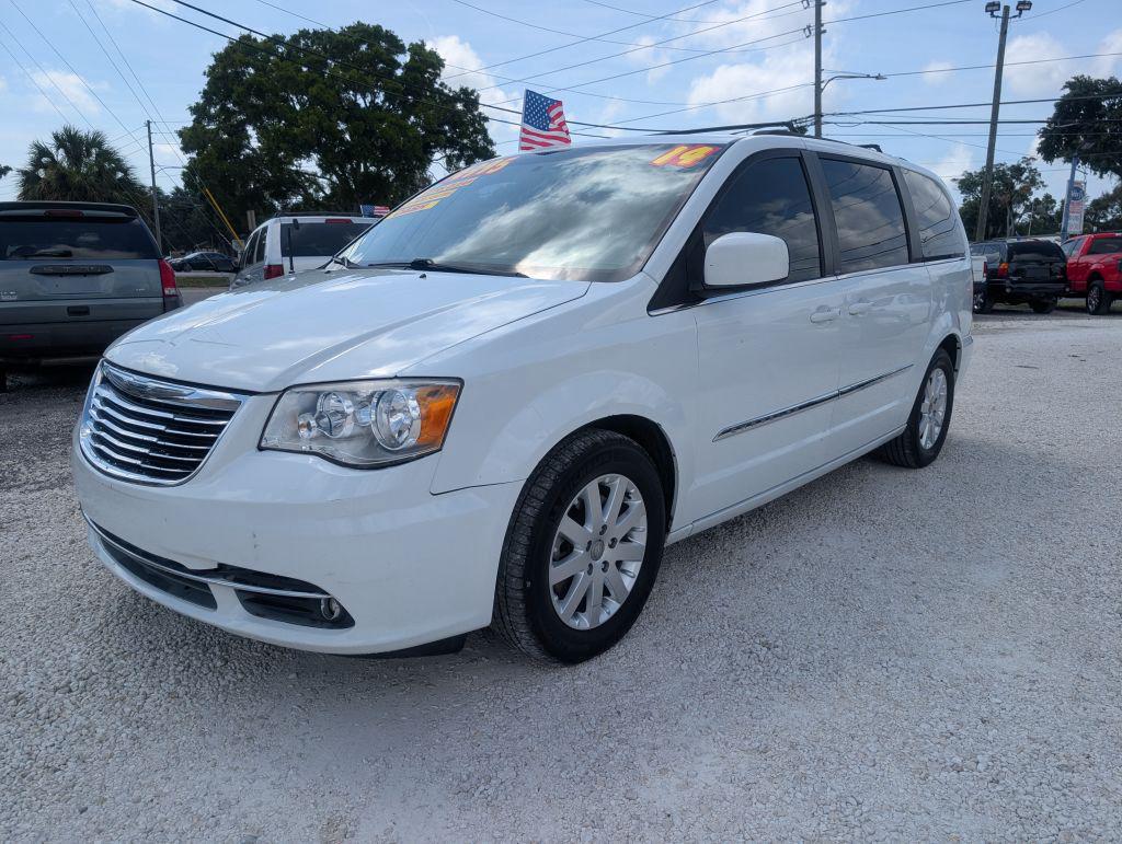 2014 Chrysler Town And Country - $4,995