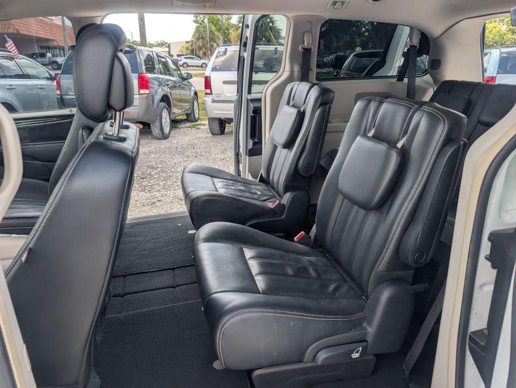 2014 Chrysler Town And Country - $4,995