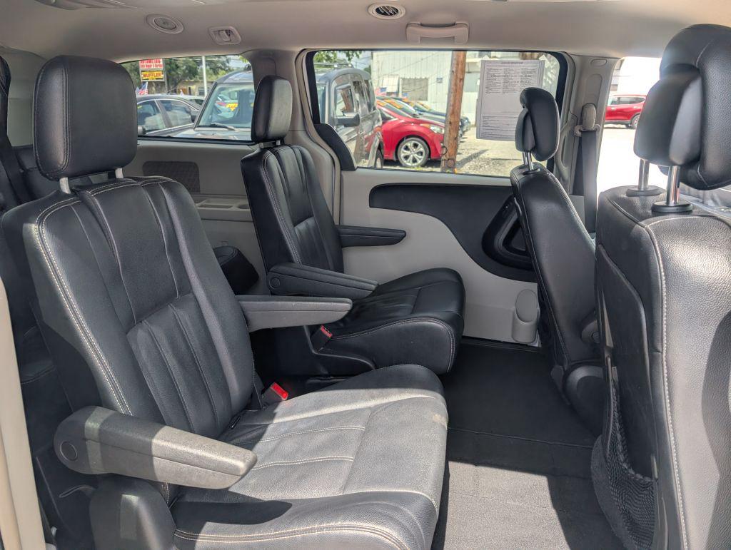 2014 Chrysler Town And Country - $4,995
