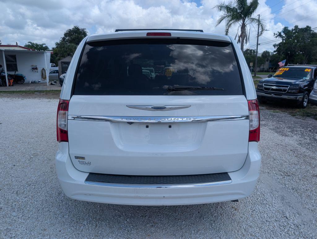 2014 Chrysler Town And Country - $4,995