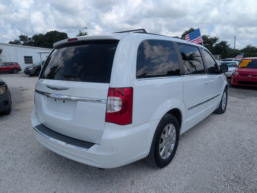 2014 Chrysler Town And Country - $4,995